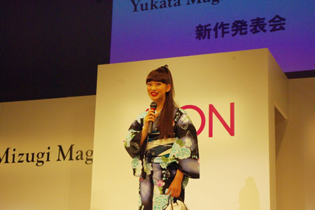 武井咲、新作の浴衣をお披露目。「やっぱり日本人でよかった