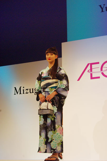 武井咲、新作の浴衣をお披露目。「やっぱり日本人でよかった