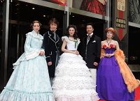 会見より。写真左から、紫吹淳、岡田浩暉、米倉涼子、寺脇康文、高橋ひとみ