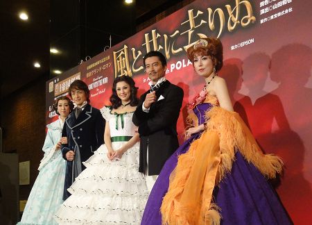写真左から、紫吹淳、岡田浩暉、米倉涼子、寺脇康文、高橋ひとみ