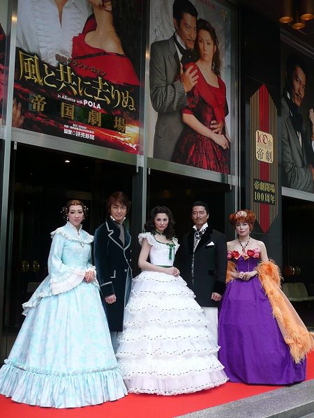 写真左から、紫吹淳、岡田浩暉、米倉涼子、寺脇康文、高橋ひとみ