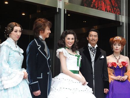 写真左から、紫吹淳、岡田浩暉、米倉涼子、寺脇康文、高橋ひとみ