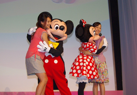 ミッキーマウス、ミニーマウスとハグする浅田姉妹 (C)Disney