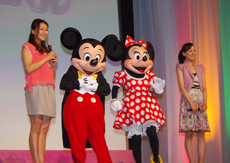 左から浅田舞、ミッキーマウス、ミニーマウス、浅田真央 (C)Disney