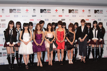 MCを務めたAKB48も会見に登場