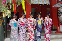 ももいろクローバーZ　左から有安杏果、佐々木彩夏、百田夏菜子、玉井詩織、高城れに