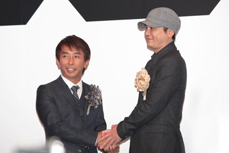 エイベックス・グループ・ホールディングス代表取締役社長CEO・松浦勝人氏とYG Entertainment会長ヤン・ヒョンソク氏