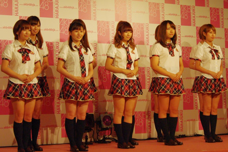 「AKB48 OFFICIAL SHOP HARAJUKU」のスタッフユニフォーム