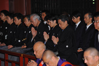 『秀山祭九月大歌舞伎』成功祈願　前列右から歌昇、種太郎、吉右衛門、歌六、種之助、米吉、龍之助