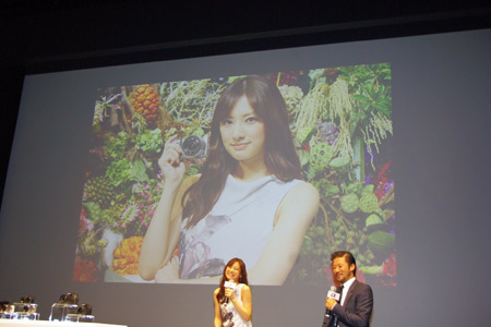 浅野忠信が撮影した北川景子の写真。タイトルは「花と妖精」