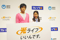 左から小栗旬、井上真央