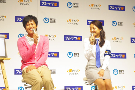 左から小栗旬、井上真央
