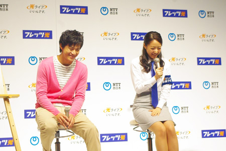 左から小栗旬、井上真央