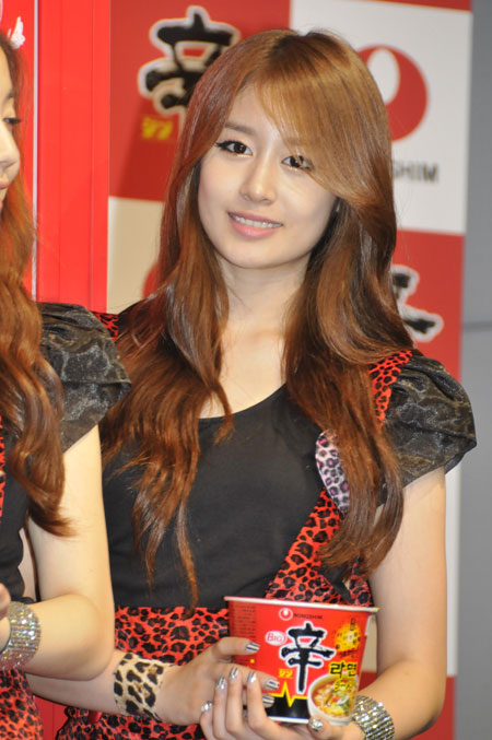 T-ARAが辛ラーメンをPR。「日本国民の妹になりたい！」 | チケットぴあ