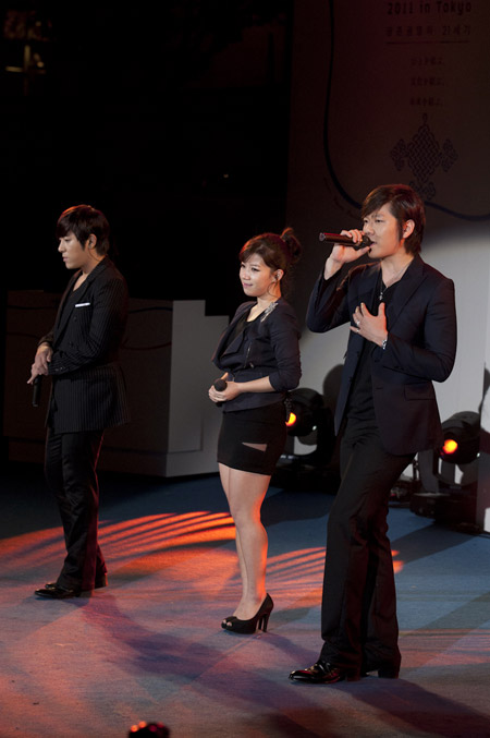 DecemberとJ-Cera(写真中央)　撮影：イシイノブミ