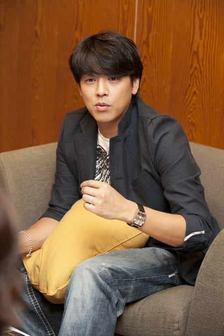 リュ・シウォン、8年の活動に垣間見える自信 | チケットぴあ[音楽 J