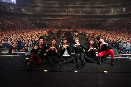 超新星　左からゴニル、ソンモ、ユナク、ソンジェ、ジヒョク、グァンス　(C)maroo/G-Union