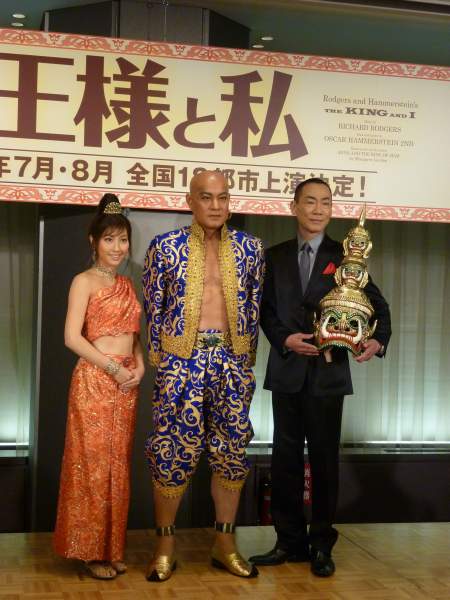 『王様と私』会見より　左からはいだしょうこ、松平健、真島茂樹