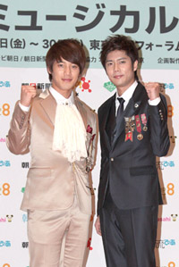 皇太子イ・シン役をWキャストで演じるふたり　左からソンモ(超新星)、キュジョン(SS501)
