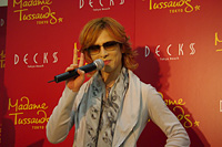 YOSHIKI、自身の等身大フィギュアお披露目会に登場