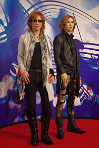 自身の等身大フィギュアと並ぶYOSHIKI