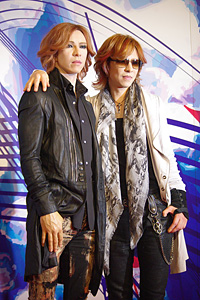 自身の等身大フィギュアと並ぶYOSHIKI