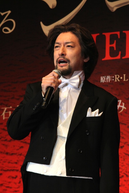 劇中歌『時が来た』を披露した石丸幹二
