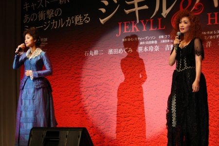 劇中歌『その目に』を披露した濱田めぐみ（右）、笹本玲奈（左）