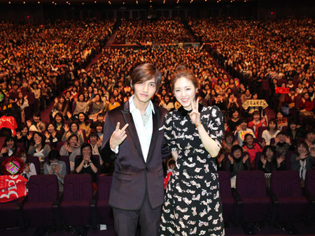 チャンミン(東方神起)とイ・ヨニが客席をバックに
