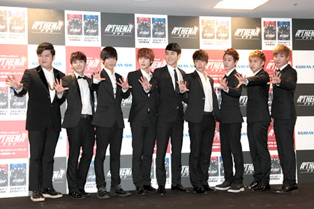 SUPER JUNIOR　左からシンドン、リョウク、イェソン、キュヒョン、シウォン、ドンへ、ウニョク、ソンミン、イトゥク