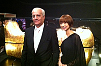 (左)エジプト考古大臣 モハメッド・イブラヒム・アリ・サイード閣下 (右)AKB48・篠田麻里子