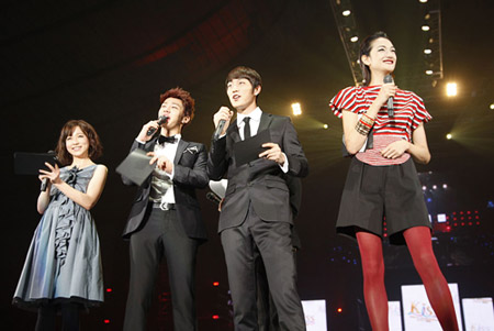 司会のBEASTギグァンとドゥジュン、富永愛