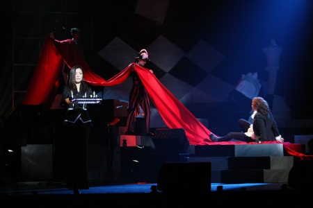 ABBAが手がけたミュージカル『CHESS in Concert』が開幕