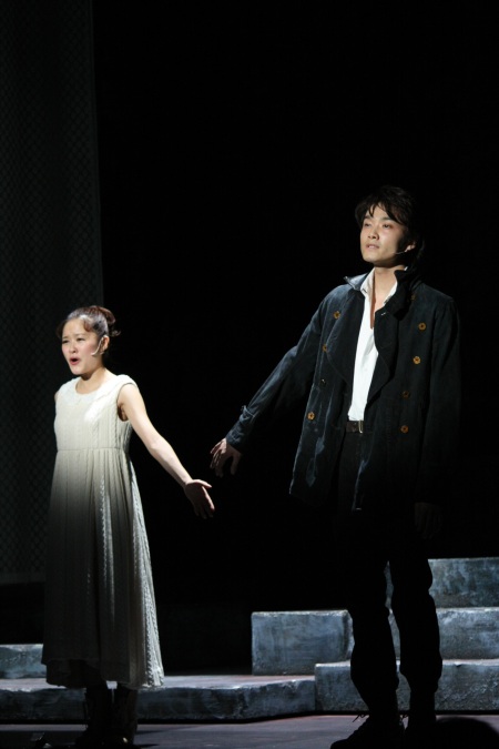 井上芳雄主演ミュージカル『ハムレット』が開幕