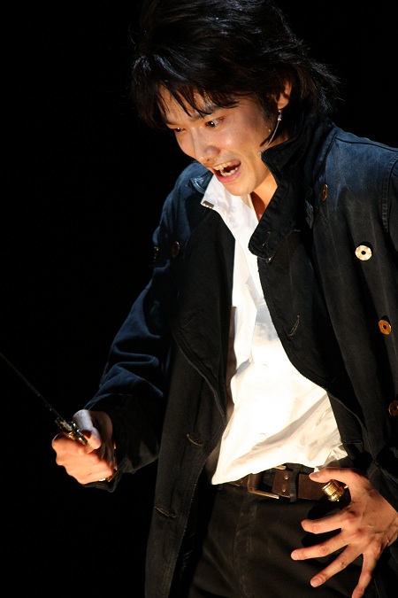 井上芳雄主演ミュージカル『ハムレット』が開幕