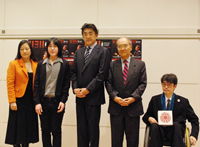 写真左より：斎藤珠里(ユネスコ広報官、職員有志代表)、周防亮介、佐渡裕(実行委員会特別顧問)、松浦晃一郎(コンサート実行委員長、ユネスコ前事務局長)、市田亨(ジャポネード副代表)