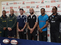 左から南アフリカのポール・トレウ監督とカイル・ブラウン、ニュージーランドのゴードン・ティエッチェン監督とDJ フォーブス、フィジー代表のセテファノ・ザカウとアリヴィレティ・デレ監督