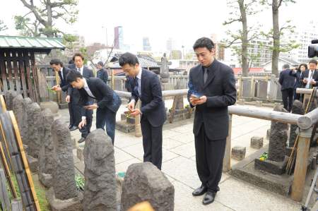 四十七士お墓参（左より中村獅童、中村福助、尾上菊之助、市川亀治郎、市川染五郎）