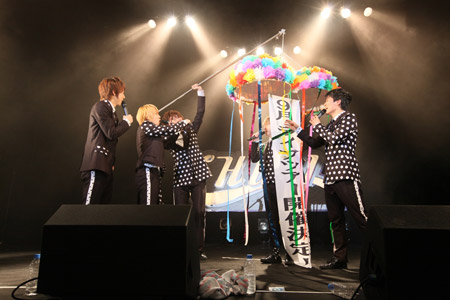 恒例のくす玉も登場。「9月 ライブツアー開催決定！」の文字に大騒ぎ。バックに掲げられていたロゴも布幕から電飾へとバージョンアップ