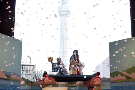 『法界坊』舞台より：（写真左より）中村橋之助、中村勘三郎