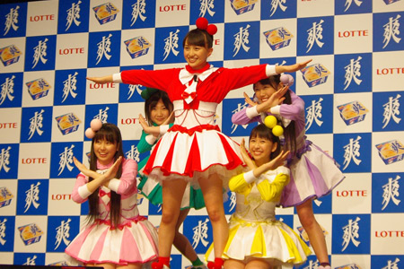 “爽”の文字を表現したももいろクローバー爽