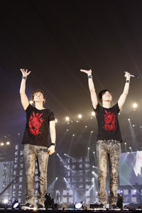 3年ぶりに東京ドームで単独ライブを行った東方神起　左からユンホ、チャンミン