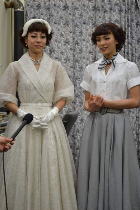 左から荘田由紀、秋元才加