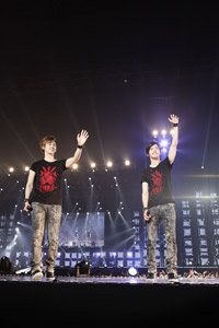 ユニット史上最大規模となる55万人動員ツアーを成功させた東方神起　左からユンホ、チャンミン