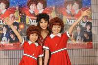 アニー役の松田亜美(左)、菊池愛(右)　中央は松本明子