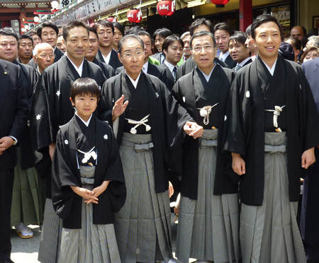 市川亀治郎と俳優・香川照之らが浅草寺でお練り | チケットぴあ[演劇