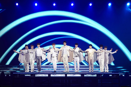 SUPER JUNIOR　左からシンドン、イトゥク、キュヒョン、ウニョク、シウォン、ドンヘ、ソンミン、イエソン、リョウク