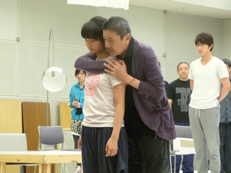 新国立劇場演劇「サロメ」稽古場から、多部未華子、奥田瑛二