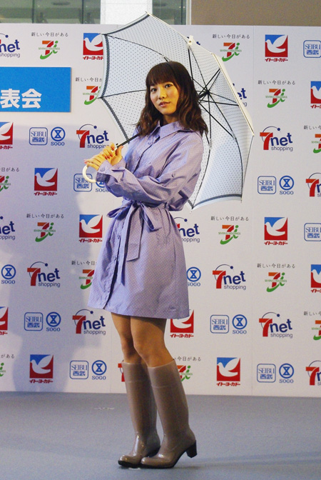 雨女 柏木由紀が本領発揮 板野友美 フレンチ キスがレインスタイルを披露 チケットぴあ イベント イベントその他