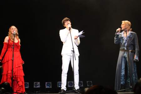左からジョイ・エステール、城田優、シリル・ニコライ